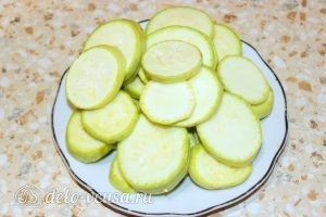 Кабачки, жаренные в сухарях: Нарезать кабачки