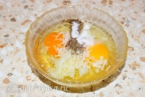 Кабачки, жаренные в сухарях: Добавить соль, перец и чеснок