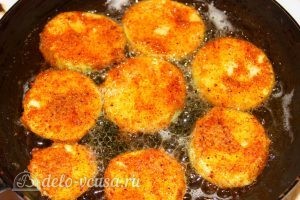 Кабачки, жаренные в сухарях: Обжарить другую сторону