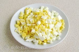 Крабовый салат с рисом и кукурузой: Вареные яйца порезать кубиками