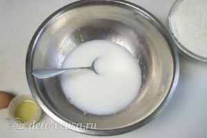 Булочки с колбасой и сыром: Воду соединить с молоком