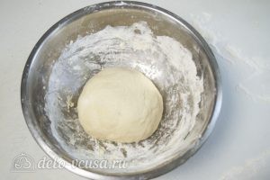 Булочки с колбасой и сыром: Тесто оставить на 40-50 минут в теплом месте
