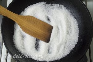 Чизкейк без выпечки с карамелизированными грушами: Расплавить сахар