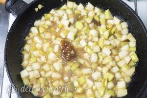 Чизкейк без выпечки с карамелизированными грушами: Добавить груши в карамель