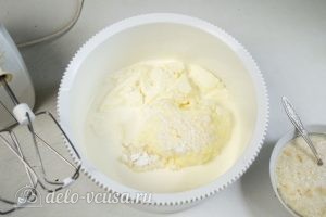 Чизкейк без выпечки с карамелизированными грушами: Соединить сыр, сахар, сливки, ваниль