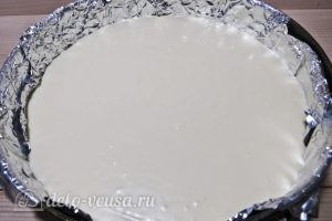 Чизкейк с вишней: Вылить творожный крем на форму