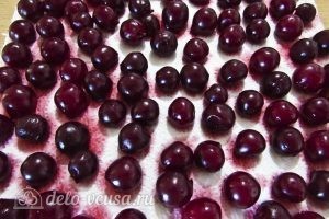 Чизкейк с вишней: Убрать жидкость из вишни