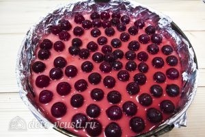 Чизкейк с вишней: Залить чизкейк желе