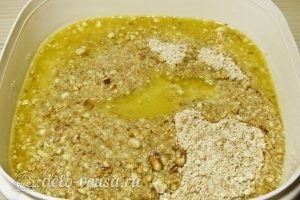Чизкейк с вишней: Вылить масло в крошку