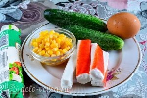 Салат с крабовыми палочками, кукурузой и огурцом: Ингредиенты Салат с крабовыми палочками, кукурузой и огурцом: Ингредиенты