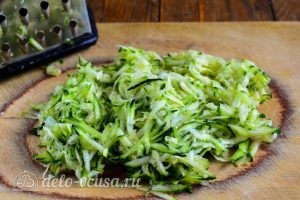 Кабачковые оладьи с сыром: Натереть кабачки