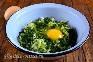 Кабачковые оладьи с сыром: Добавить яйца
