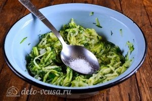 Кабачковые оладьи с сыром: Добавить соль и перец