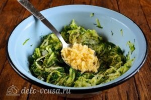 Кабачковые оладьи с сыром: Добавить сыр