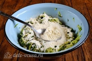 Кабачковые оладьи с сыром: Добавить муку