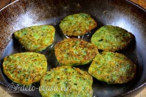 Кабачковые оладьи с сыром: Жарить оладьи