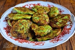 Кабачковые оладьи с сыром: Выложить оладьи на блюдо