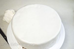 Сметанный торт Мишка: Обтянуть торт мастикой