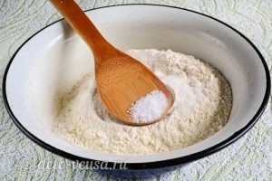 Вареники с клубникой: Добавить сахар и соль