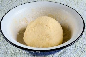 Вареники с клубникой: Вымесить шарик