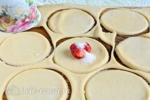 Вареники с клубникой: Выложить клубнику