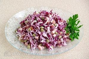 Салат из краснокочанной капусты с колбасой готов