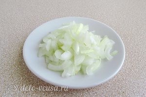 Салат из краснокочанной капусты с колбасой: Нарезать лук