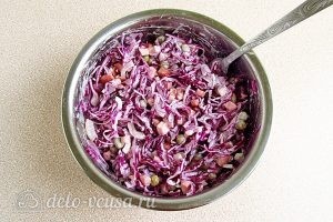 Салат из краснокочанной капусты с колбасой: Хорошо перемешать салат