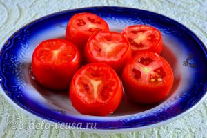 Помидоры фаршированные сыром и чесноком: Срезать у томатов верхушку
