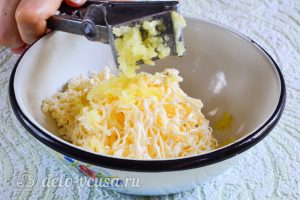 Помидоры фаршированные сыром и чесноком: Добавить чеснок