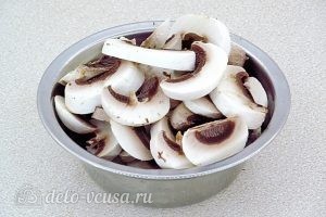 Картофельные зразы с грибами: Грибы нарезать пластинками