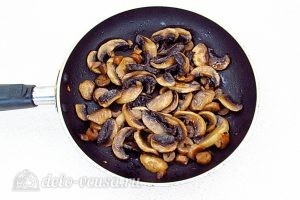 Картофельные зразы с грибами: Обжарить грибы на сковороде