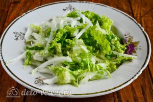 Салат из пекинской капусты и крабовых палочек: Измельчить капусту