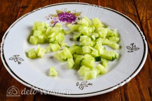 Салат из пекинской капусты и крабовых палочек: Огурцы порезать