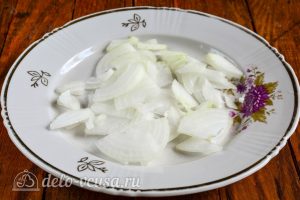 Салат из пекинской капусты и крабовых палочек: Измельчить репчатый лук