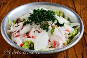 Салат из пекинской капусты и крабовых палочек: Соединить все ингредиенты