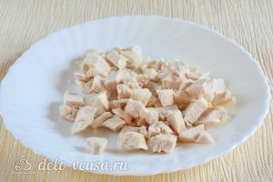Салат с курицей и ананасами: Сварить и нарезать филе