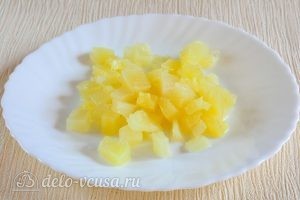Салат с курицей и ананасами: Порезать ананасы