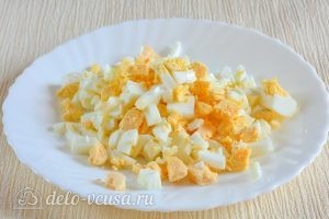 Салат с курицей и ананасами: Нарезать яйца