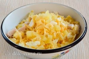 Салат с курицей и ананасами: Сложить ингредиенты в миску