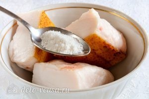 Засолка сала сухим способом: Посыпать сало солью