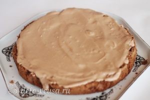 Шоколадный торт с персиками: Промазать корж кремом