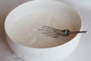 Шоколадный торт с персиками: Взбить белки с сахаром
