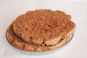 Шоколадный торт с персиками: Разрезать бисквит