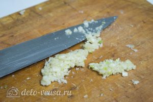 Драники с грибами: Нарежьте чеснок и петрушку