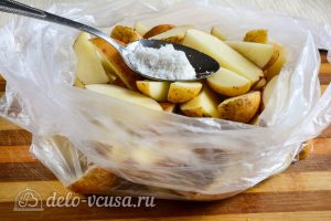 Картошка по-деревенски в духовке: Добавить соль