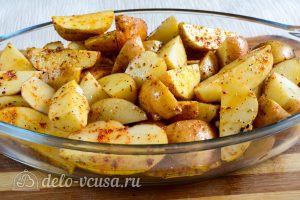 Картошка по-деревенски в духовке: Выкладываем в форму