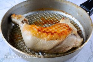 Жареная курица в соевом соусе: Обжарить с двух сторон