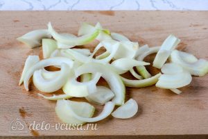 Жареная курица в соевом соусе: Нарезать лук