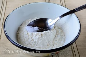 Тесто для пельменей на кипятке: Добавить соль